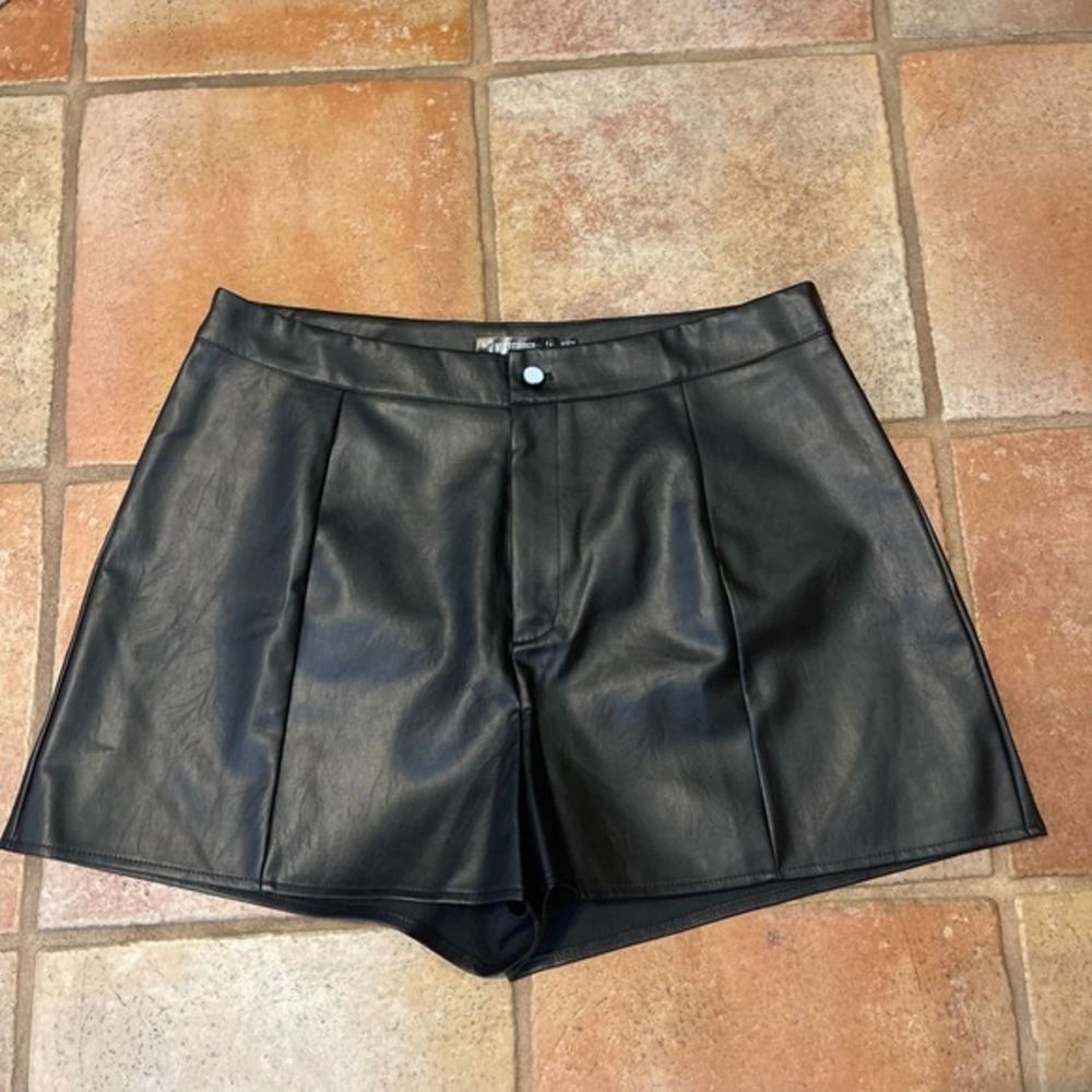 Miss guided, pleather black shorts - Picture 2 of 5
